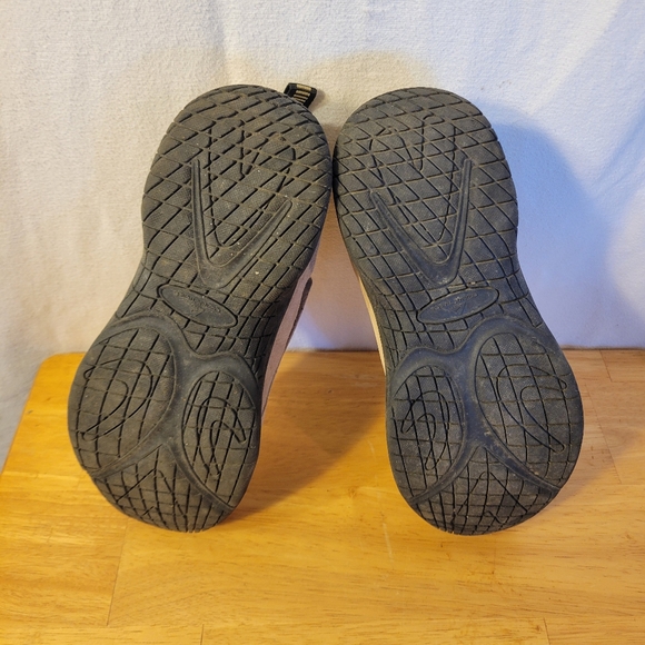 Womens Ozark Trail casual slip on shoes size 9. Item 1801 - Picture 5 of 5